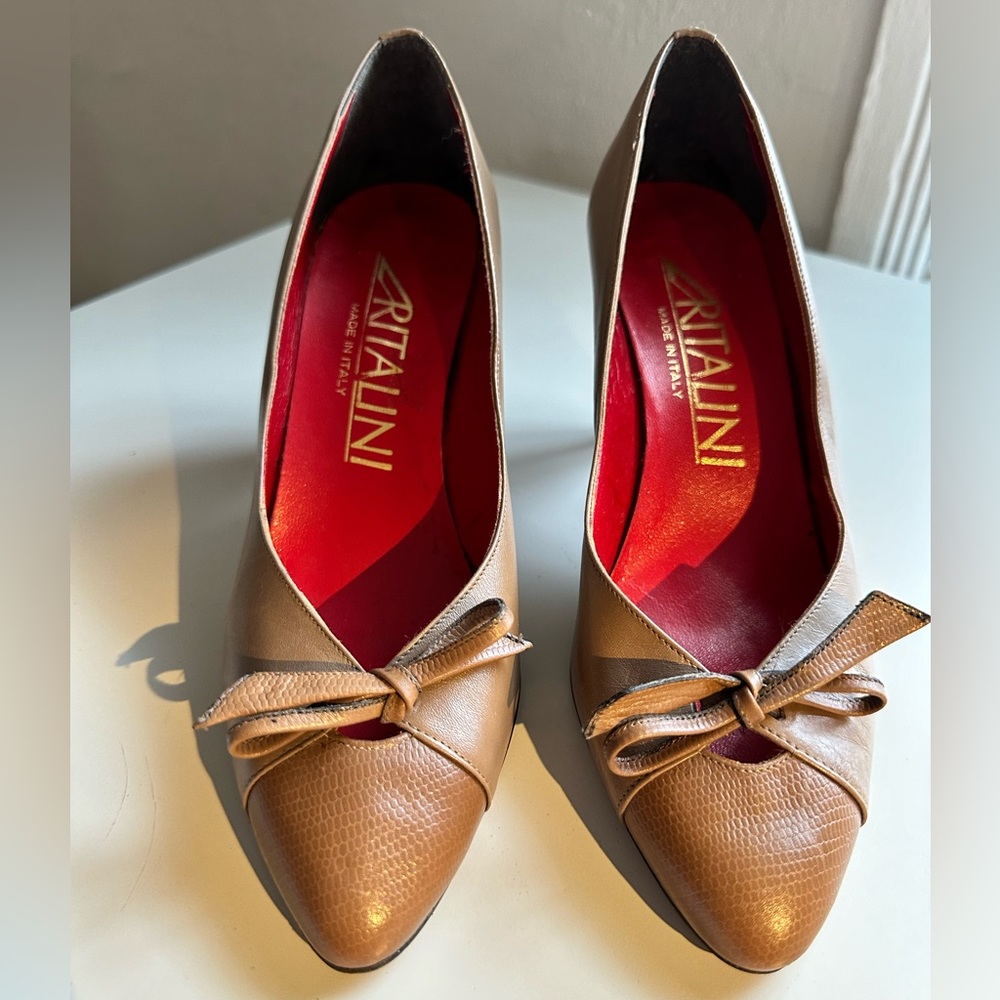 Vintage 80’s size 7 taupe Italian leather pumps by Ritalini 💋